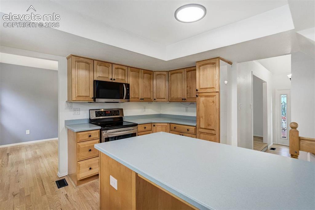 Image 18 of 48: Kitchen