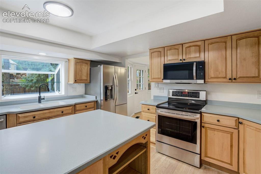 Image 19 of 48: Kitchen