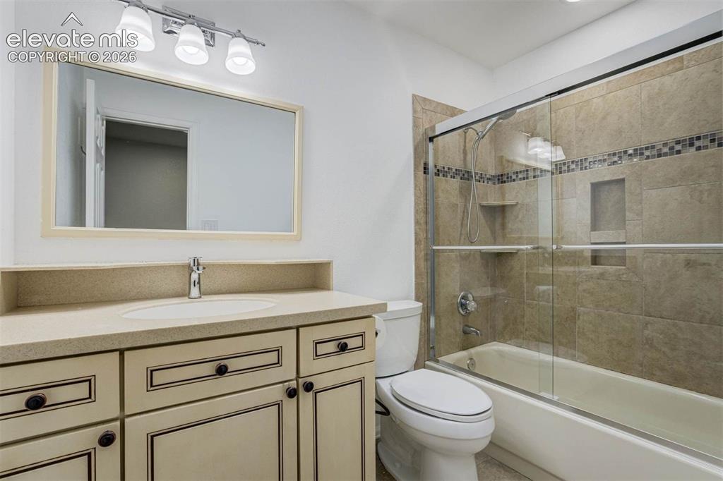 Image 33 of 48: Bathroom