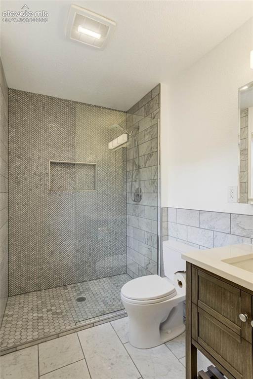 Image 5 of 48: Bathroom