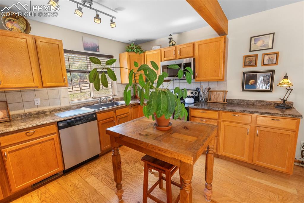 Image 10 of 31: Dining & Sitting Area