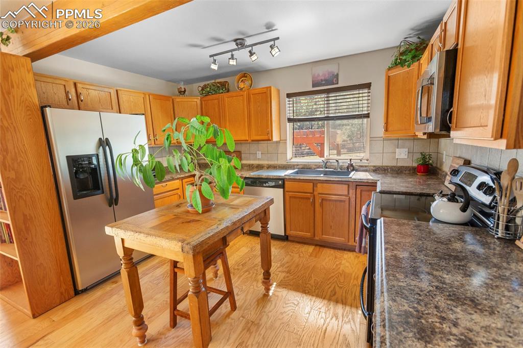 Image 11 of 31: Kitchen