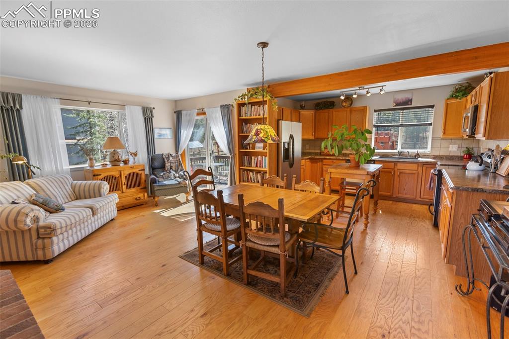 Image 7 of 31: Living Room