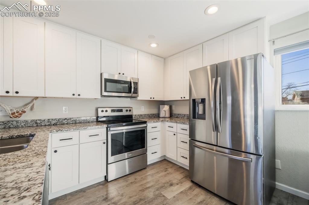 Image 14 of 47: Kitchen