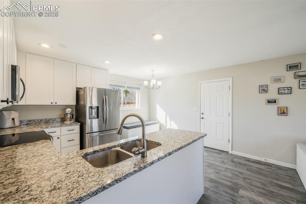 Image 15 of 47: Kitchen