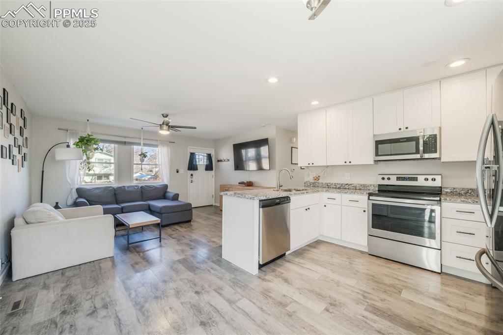 Image 17 of 47: Kitchen
