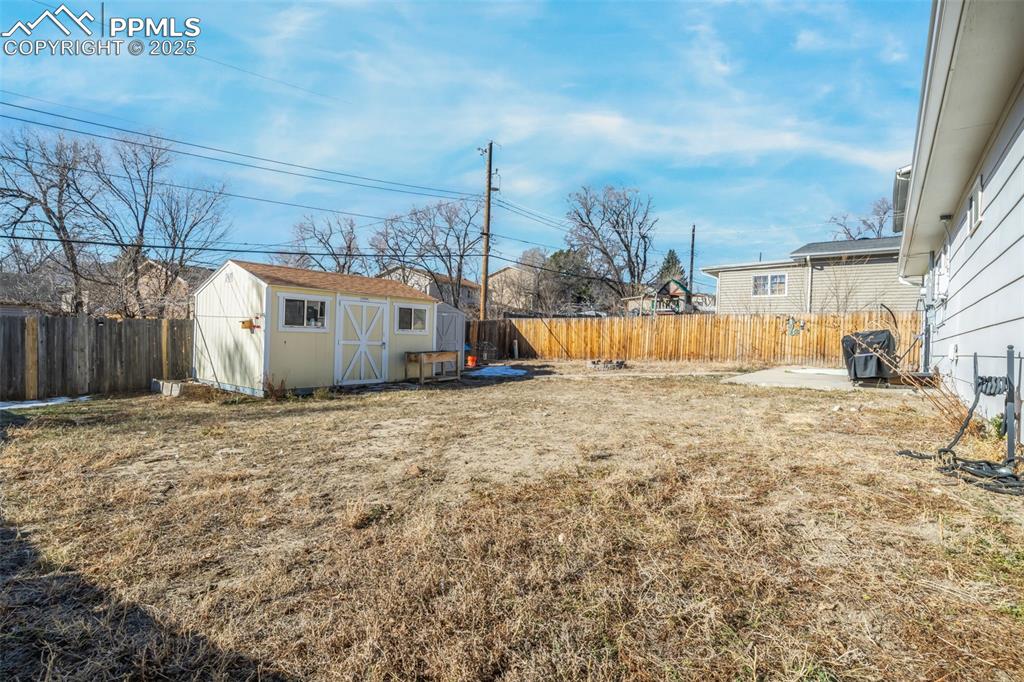 Image 40 of 47: Yard