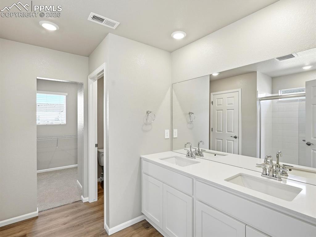 Image 21 of 31: Bathroom