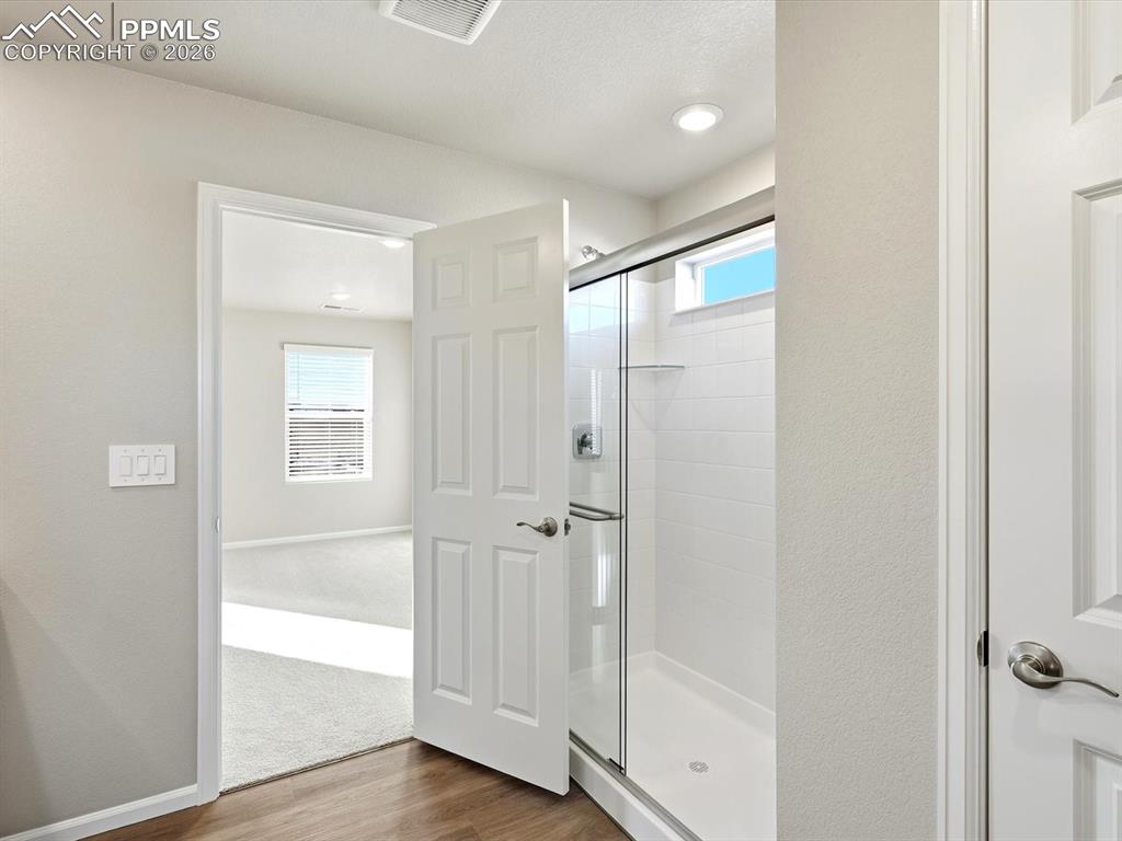 Image 24 of 31: Bathroom