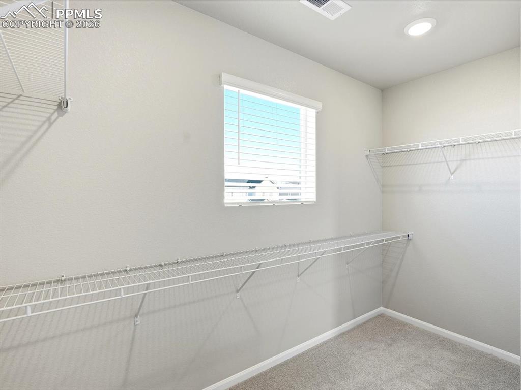 Image 25 of 31: Closet