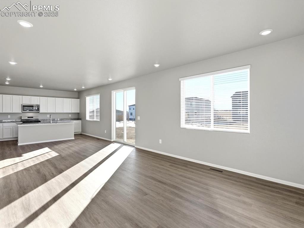 Image 6 of 31: Living Room