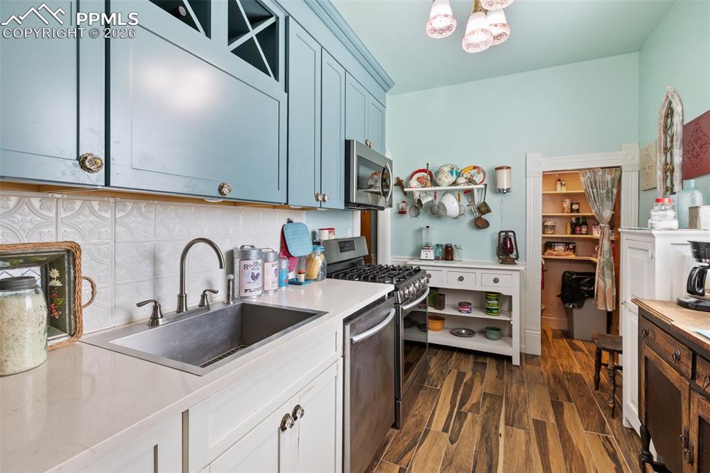 Image 11 of 24: Kitchen