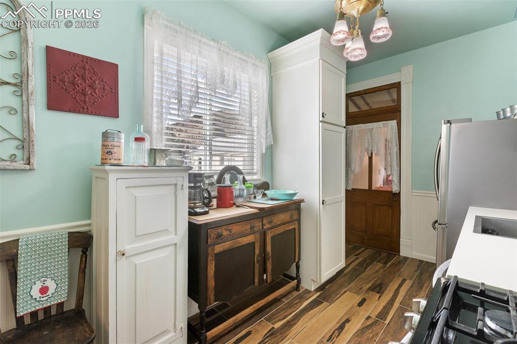 Image 12 of 24: Kitchen