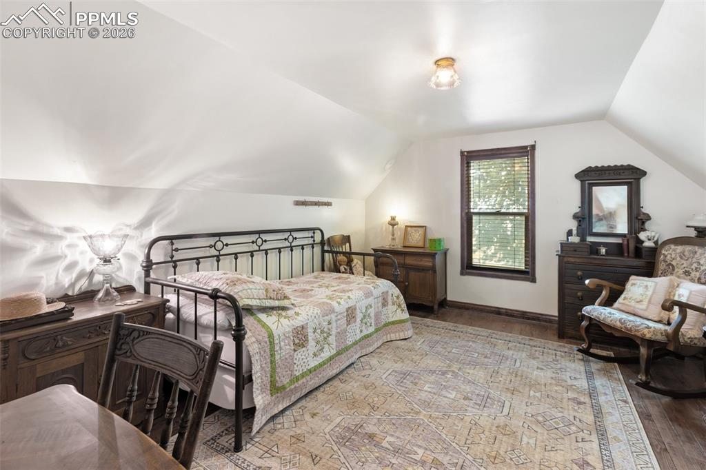 Image 15 of 24: Bedroom