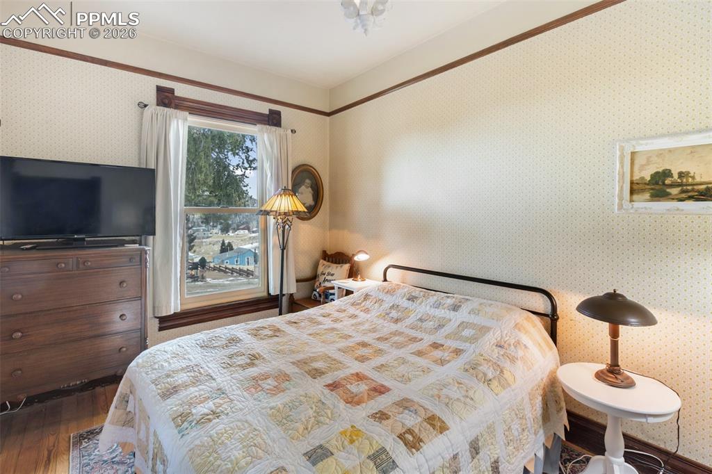 Image 16 of 24: Bedroom