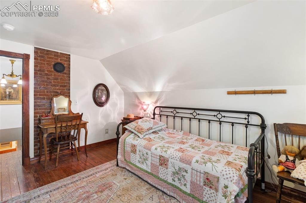 Image 17 of 24: Bedroom