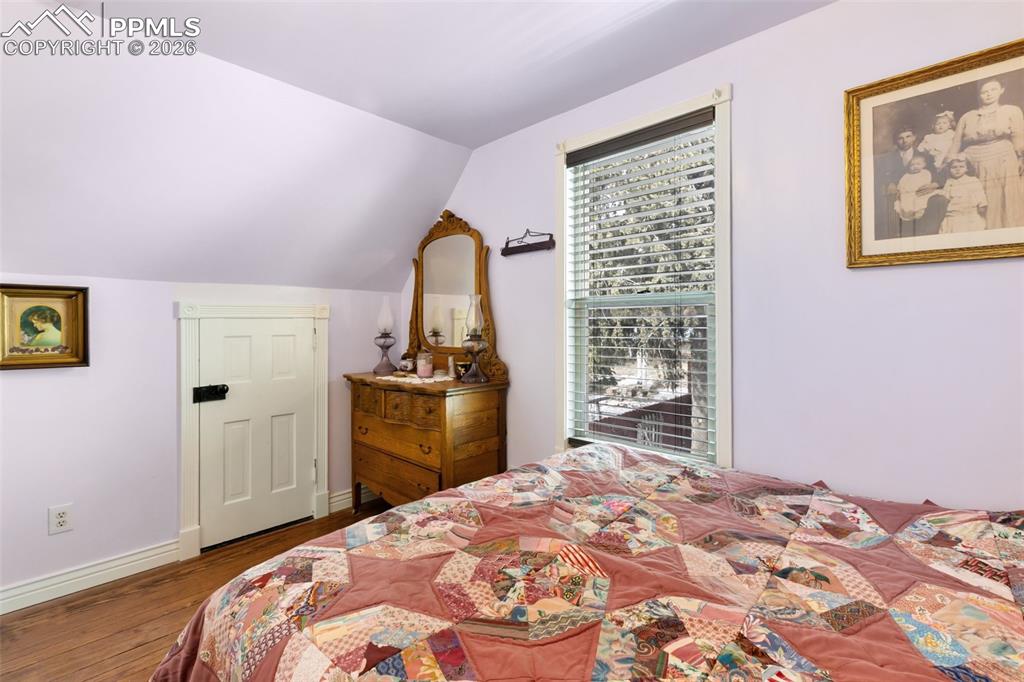 Image 18 of 24: Bedroom