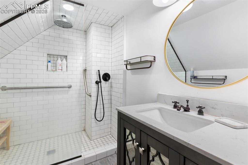 Image 21 of 24: Bathroom