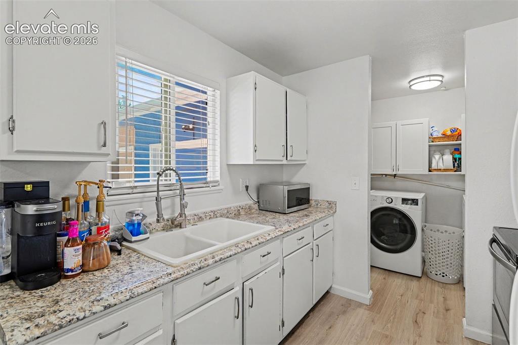Image 10 of 20: Kitchen