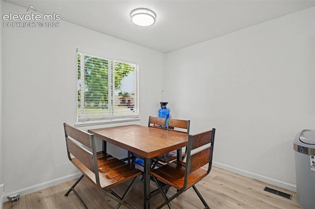 Image 11 of 20: Dining Area