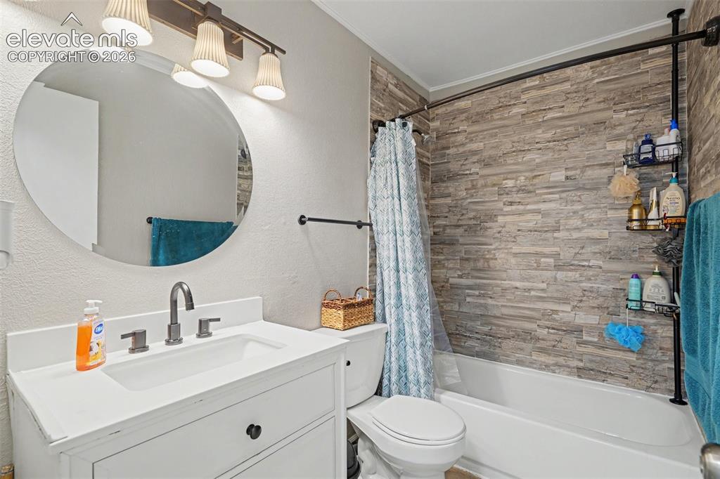 Image 16 of 20: Bathroom