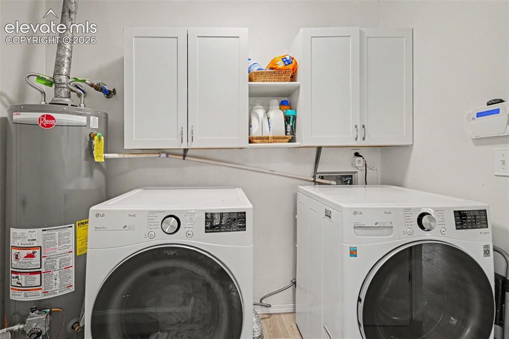 Image 17 of 20: Washer/Dryer Included