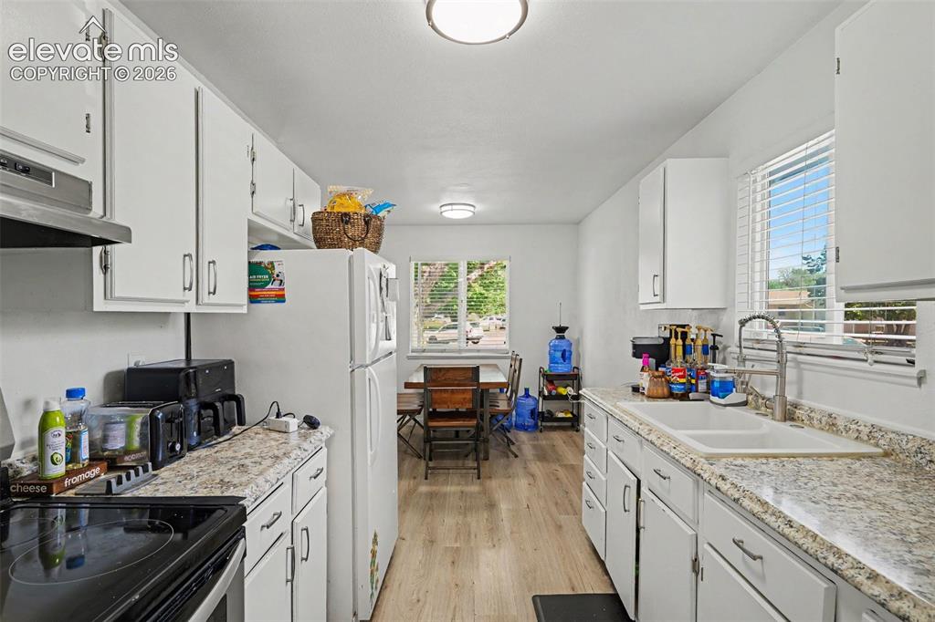 Image 7 of 20: Kitchen