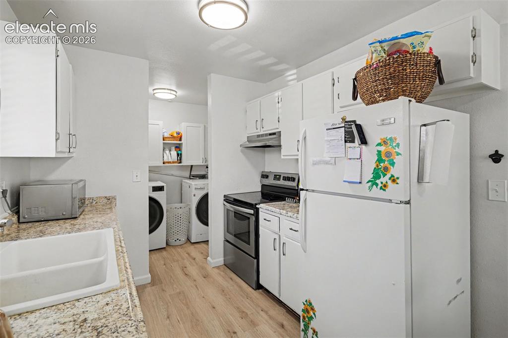 Image 9 of 20: Kitchen