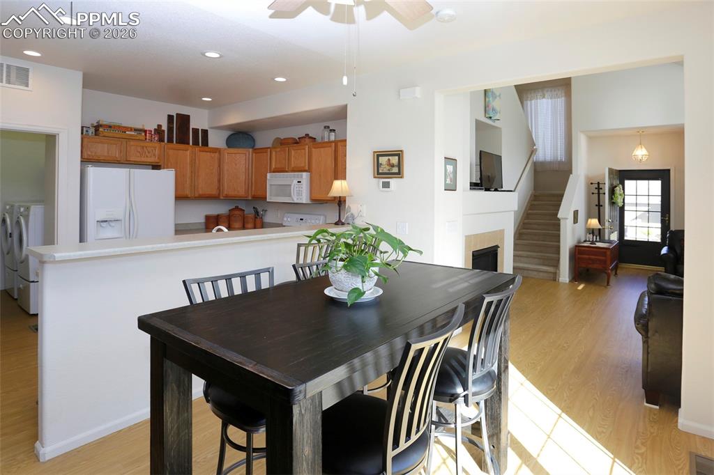 Image 14 of 32: Dining Area