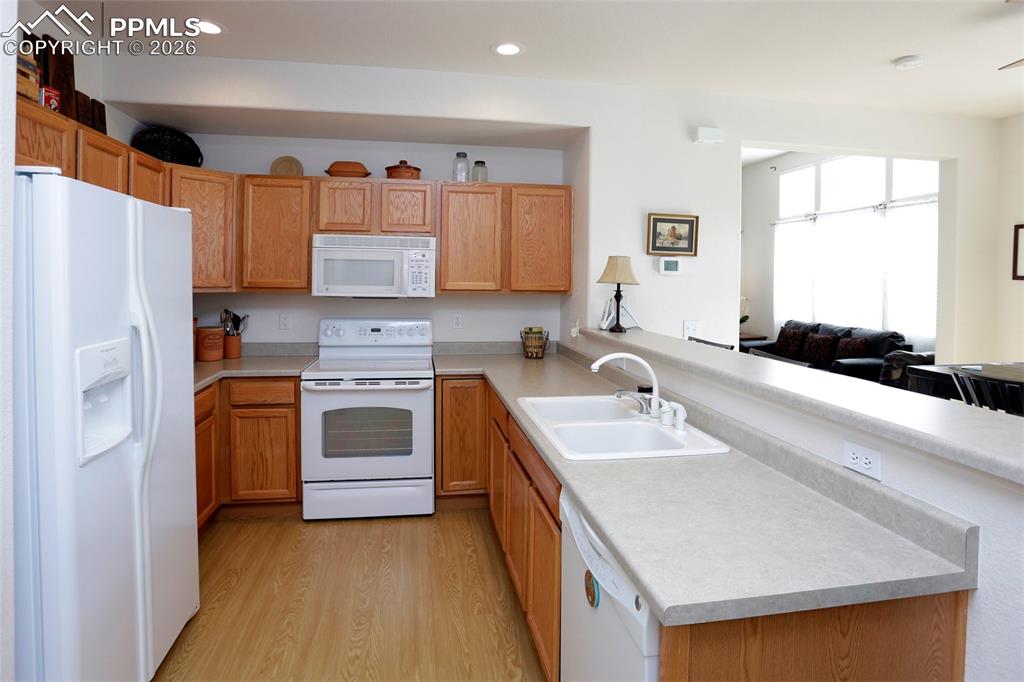 Image 16 of 32: Kitchen