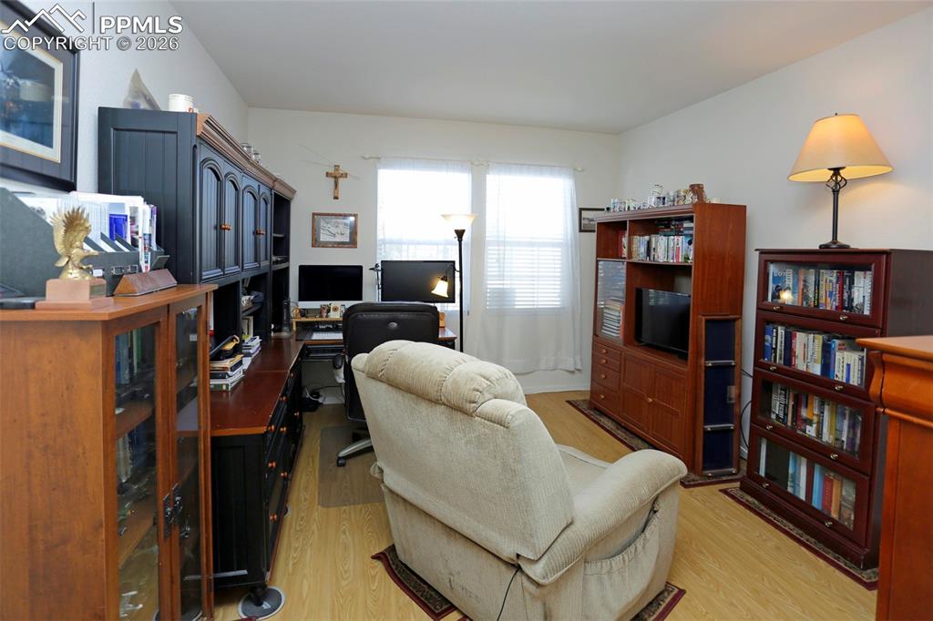 Image 18 of 32: Office