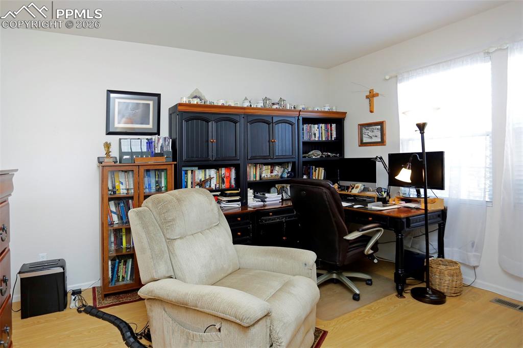 Image 19 of 32: Office