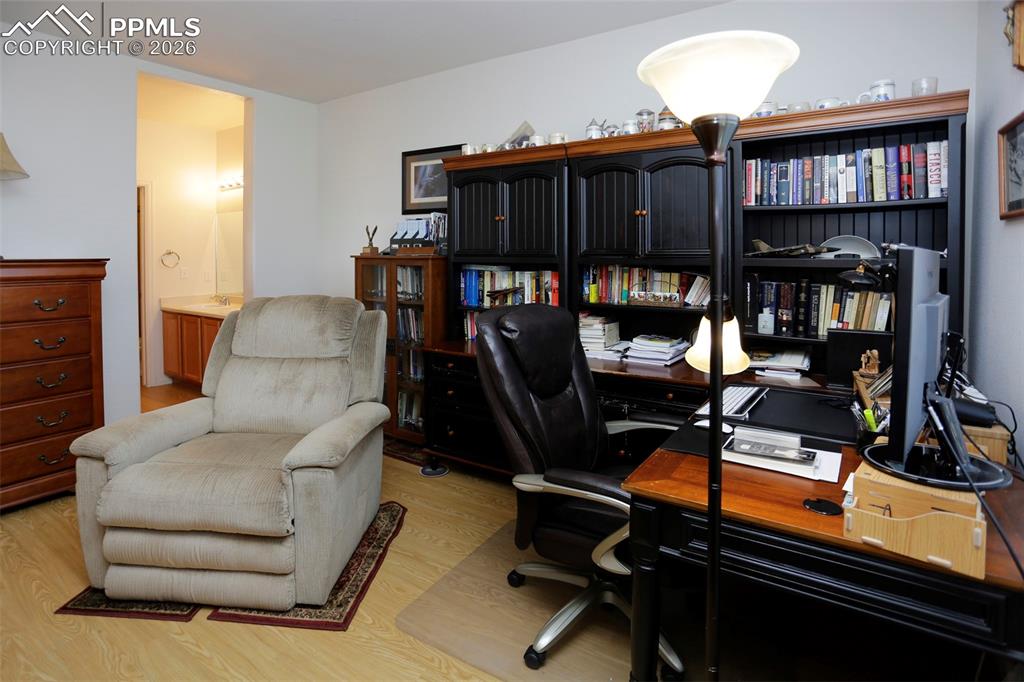 Image 20 of 32: Office