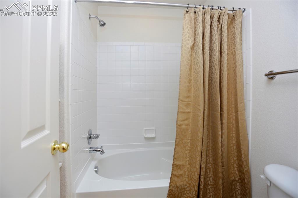 Image 22 of 32: Bathroom