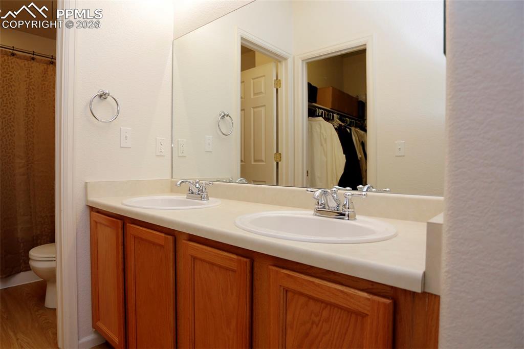 Image 23 of 32: Bathroom