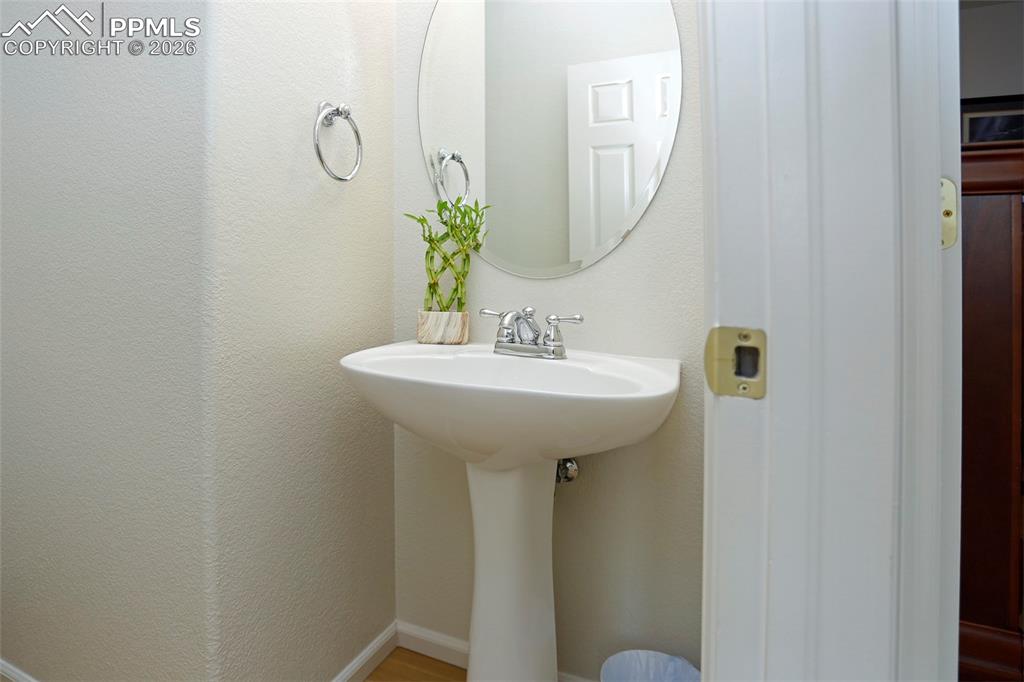 Image 24 of 32: Bathroom