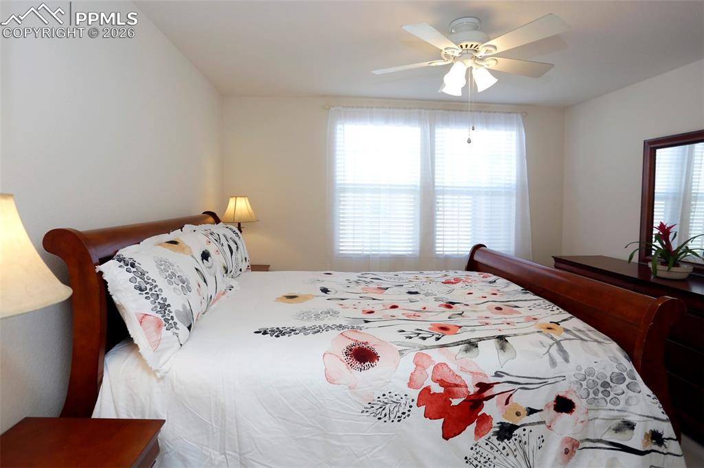 Image 26 of 32: Bedroom