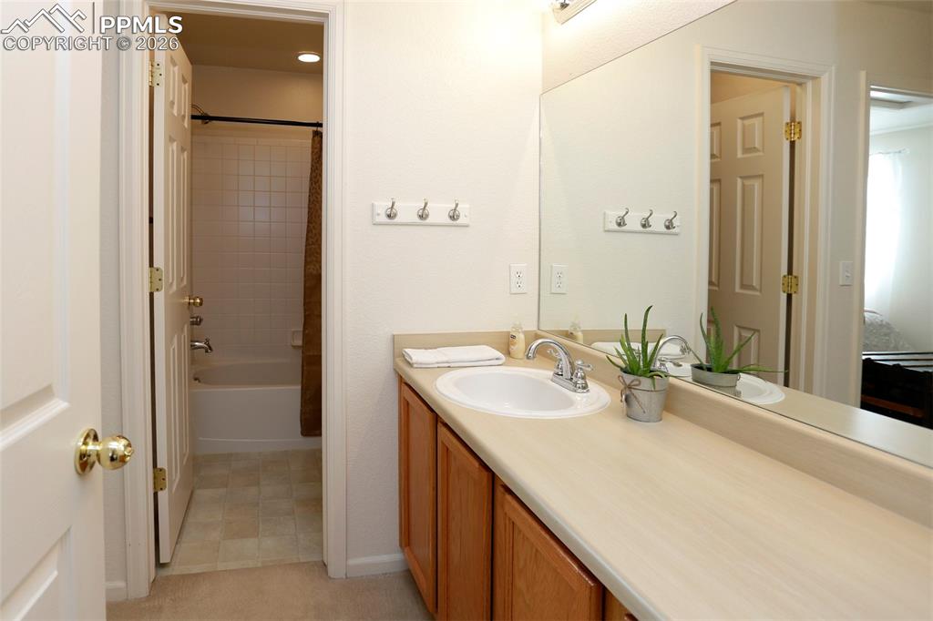 Image 29 of 32: Bathroom