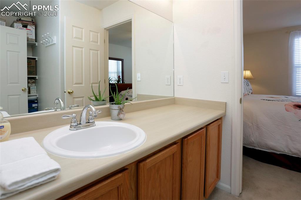 Image 30 of 32: Bathroom