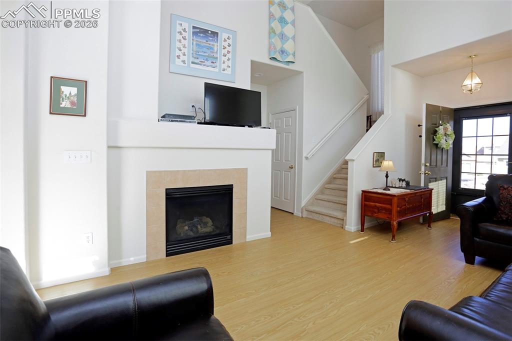 Image 7 of 32: Living Room