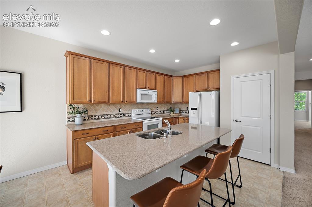 Image 10 of 40: Kitchen & Breakfast Bar