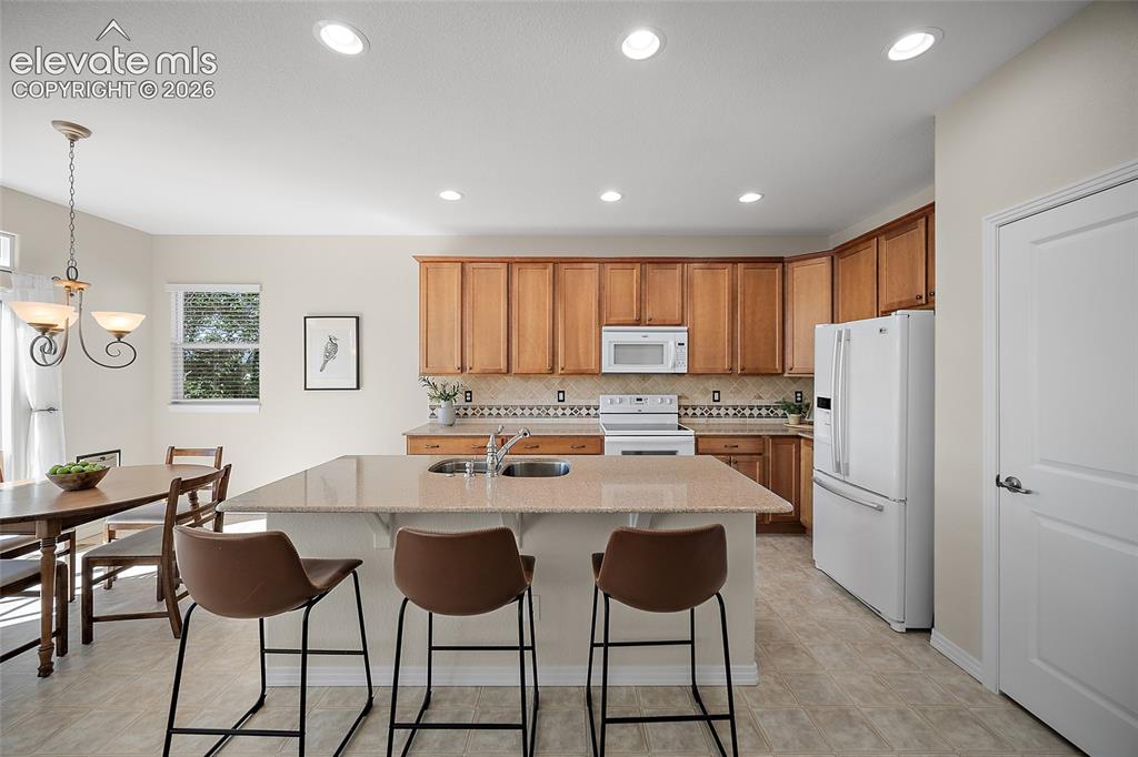 Image 11 of 40: Breakfast Bar