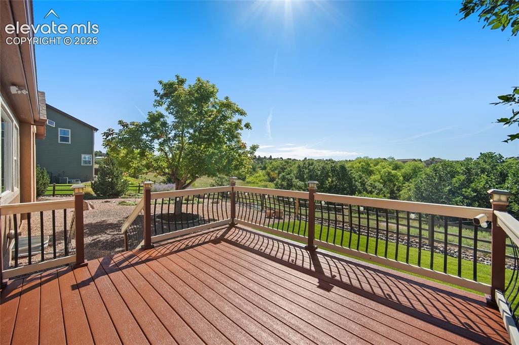 Image 32 of 40: Deck