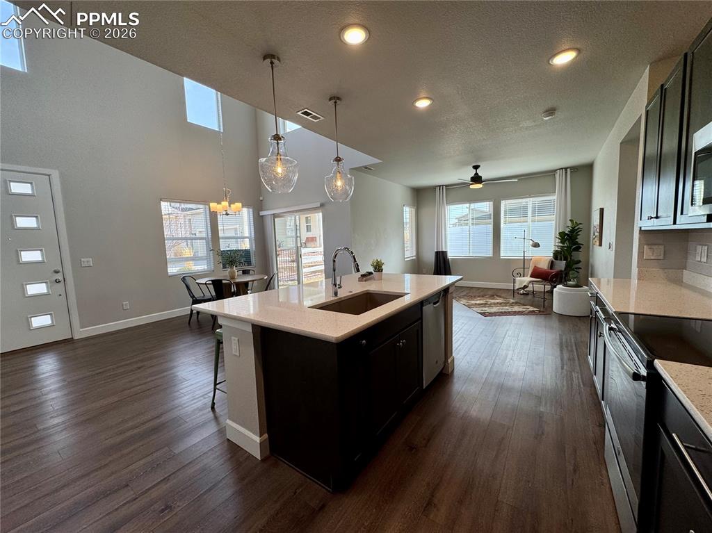 Image 14 of 28: Kitchen