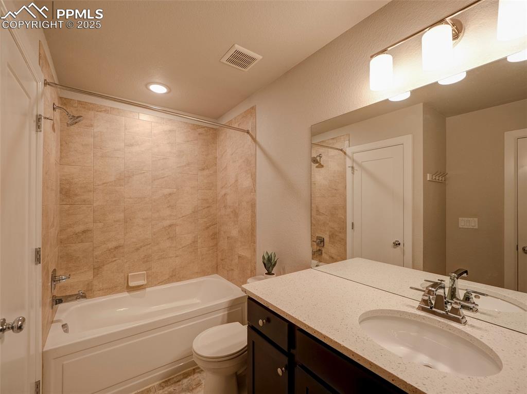 Image 25 of 28: Bathroom