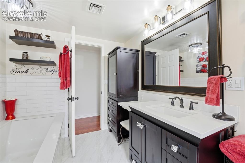 Image 11 of 47: Bathroom