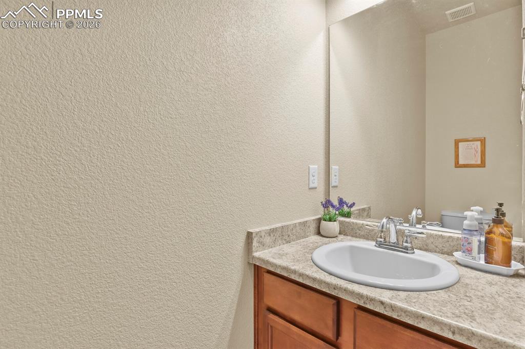 Image 22 of 45: Main level 1/2 bathroom