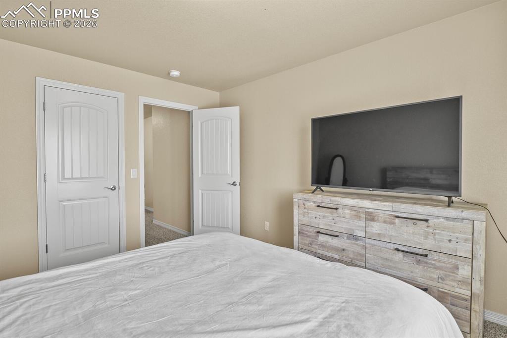 Image 29 of 45: Upper bedroom