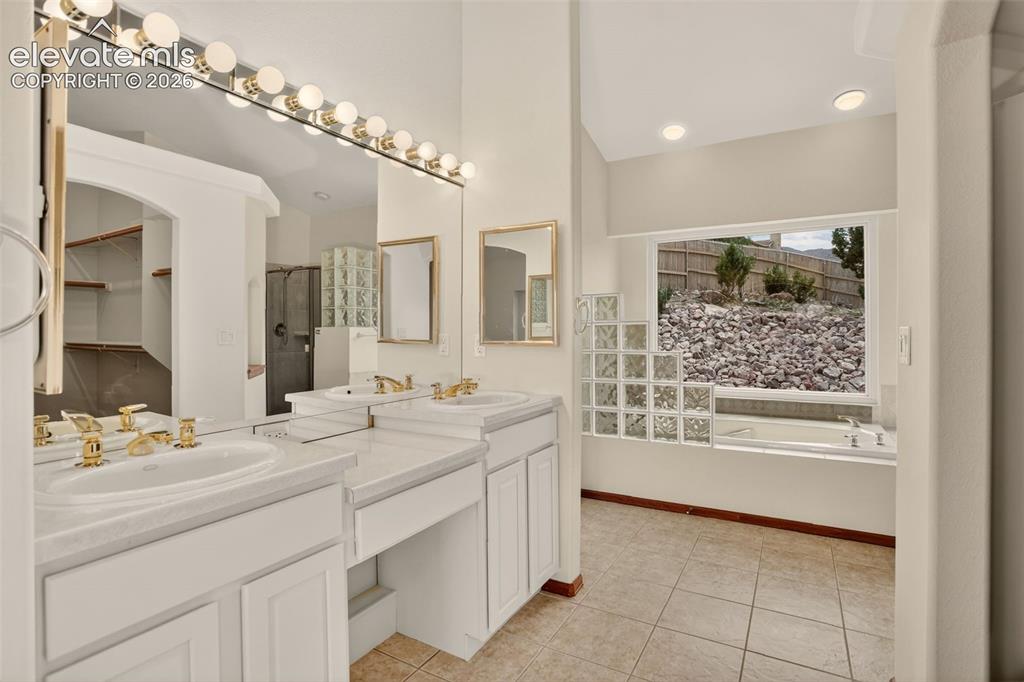Image 14 of 50: Primary 5pc bath (wntry to walk-in closet to the right)