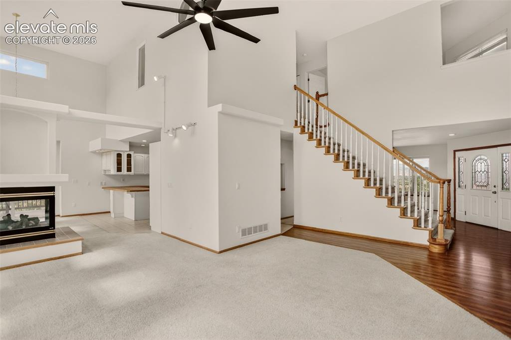 Image 17 of 50: Living room